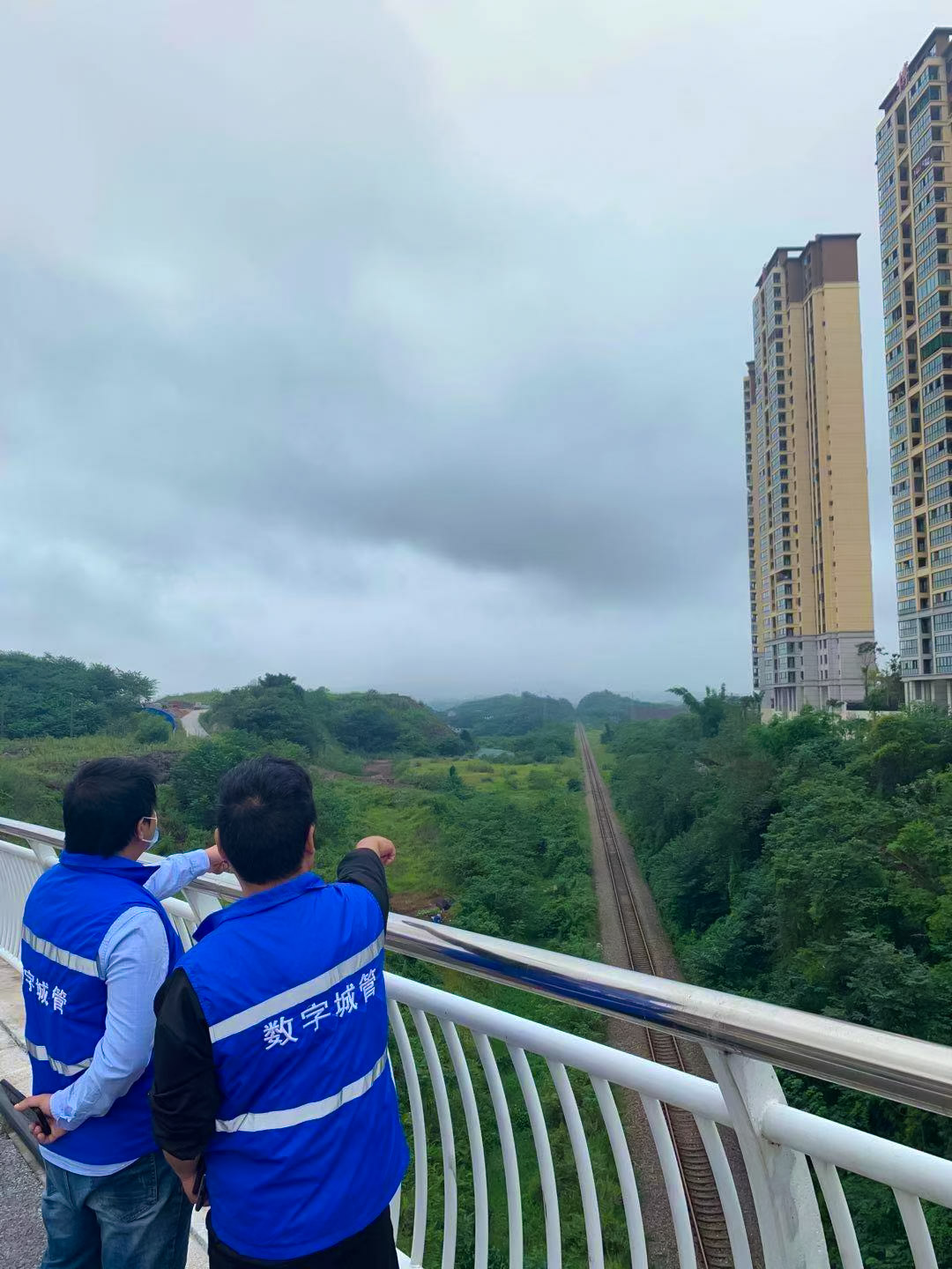 震后鐵路沿線(xiàn)安全巡查，保障鐵路穩定運行