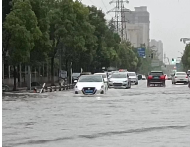 暴雨來(lái)襲，數字城管監督員冒雨巡查保安全