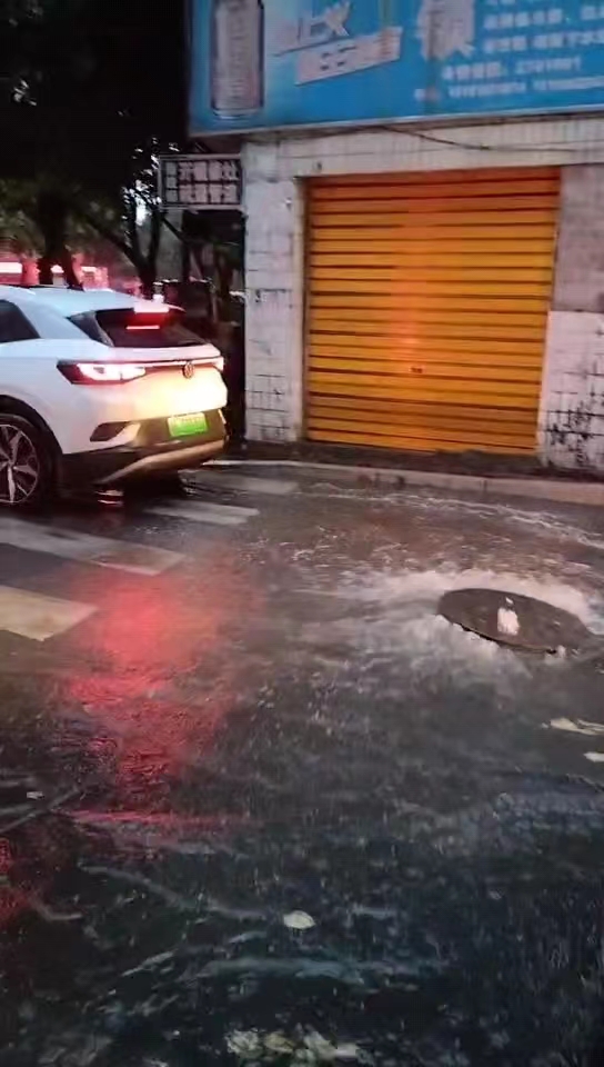 暴雨突襲！數字城管監督員堅守崗位 全力守護